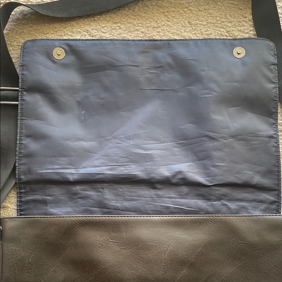 Kenneth Cole Reaction Black Messenger Bag - Picture 4 of 9